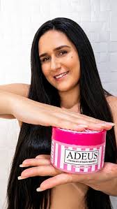 Cliente segurando o creme Adeus