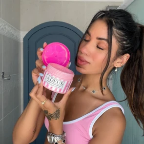 Cliente abrindo o pote do creme no banheiro
