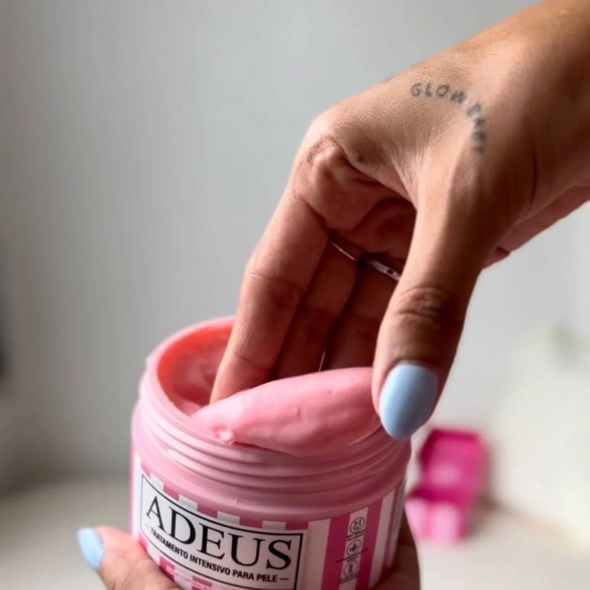 Cliente usando o creme Adeus
