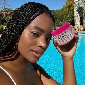 Cliente na piscina segurando o creme