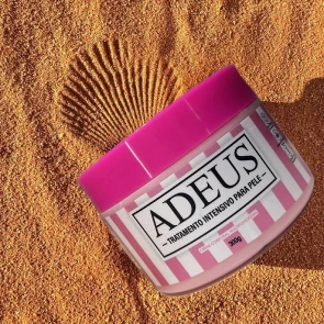 Pote do creme Body Rosa na areia da praia