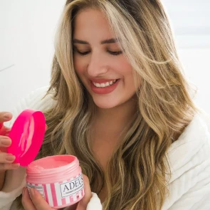 Cliente sorrindo segurando o creme
